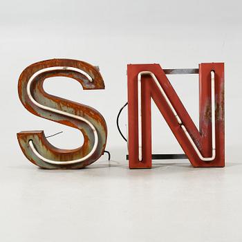 SKYLTBOKSTÄVER, 2 st, 1900-tal.