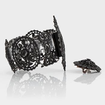 Armband och brosch svärtat gjutjärn och stål. Berlin 1820-30.