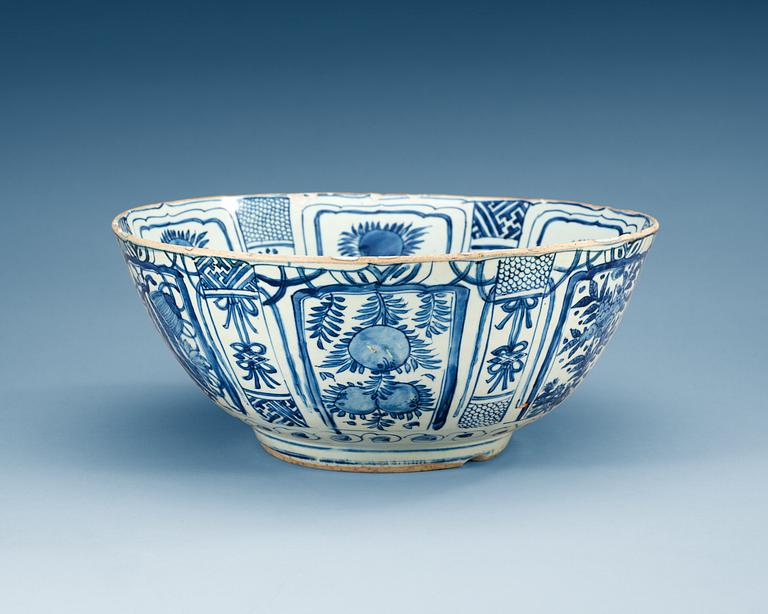 A large blue and white kraak bowl, Ming dynastin, Wanli (1572-1620).
