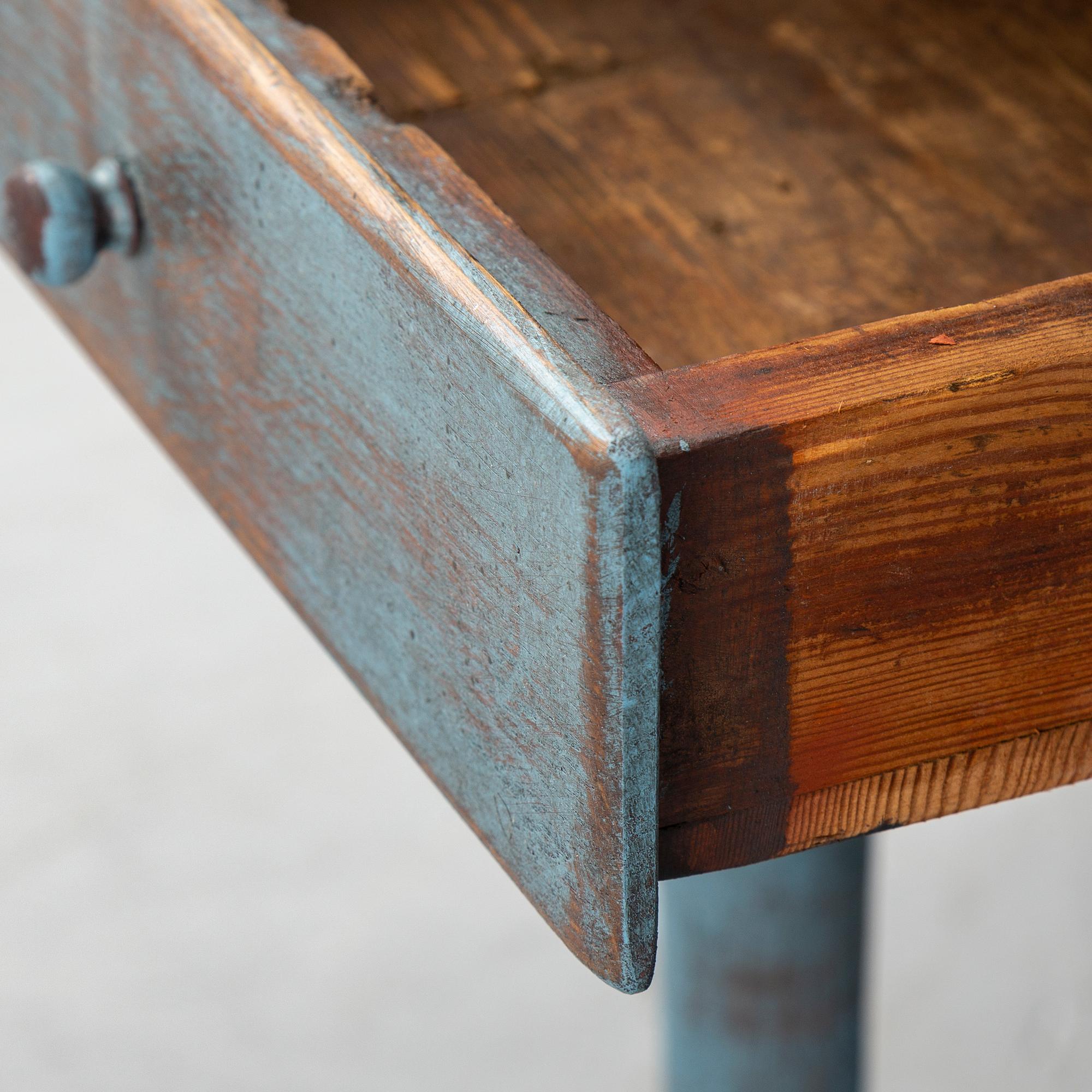 An 18th century baroque gate leg table.