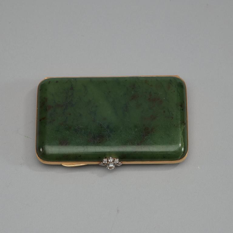 CIGARETTETUI, guld, nefrit och diamanter, ostämplat, 1900-talets början.