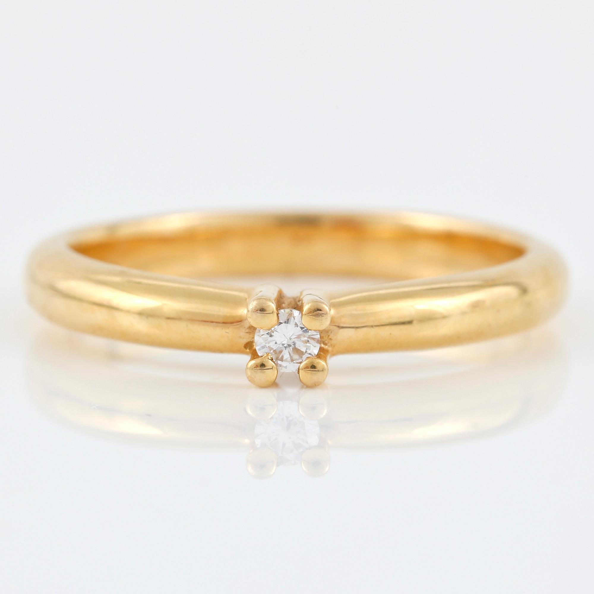 RING, Sverige, 18K guldband med diamant ca 0.05ct.