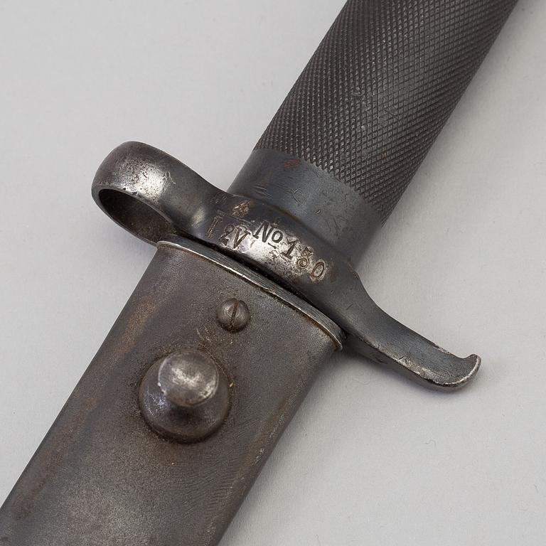 A 20TH CENTURY SWEDISH BAYONET.