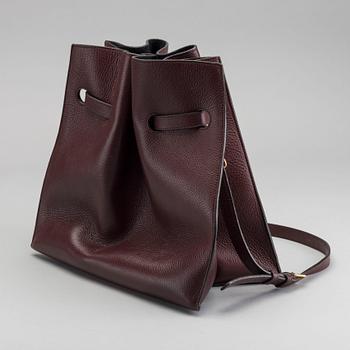 A MULBERRY SMALL TYNDALE BUCKET BAG.