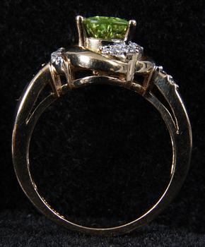 RING, 14 K guld, briljanter samt syntetisk sten.