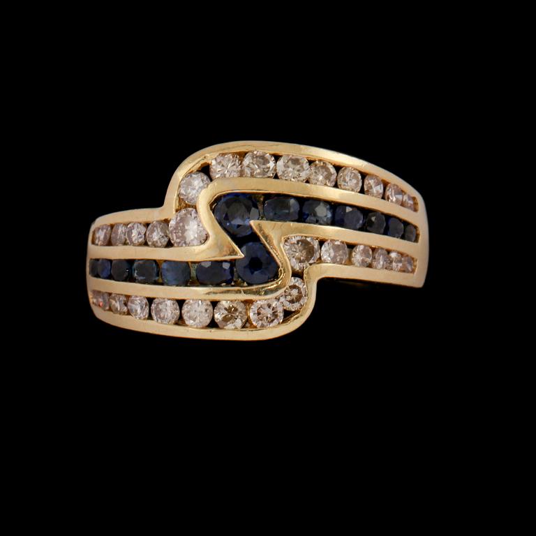 RING, 18k guld med blå safirer, 1.65 ct samt briljantslipade diamanter, 0.93 ct. Vikt 5 g.