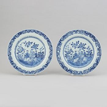 A pair of blue and white serving dishes, Qing dynasty, Qianlong (1735-95).