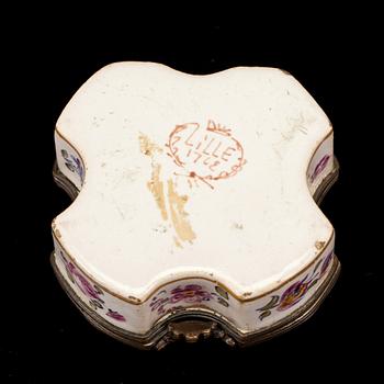 DOSA, porslin, märkt "Lille 1762".