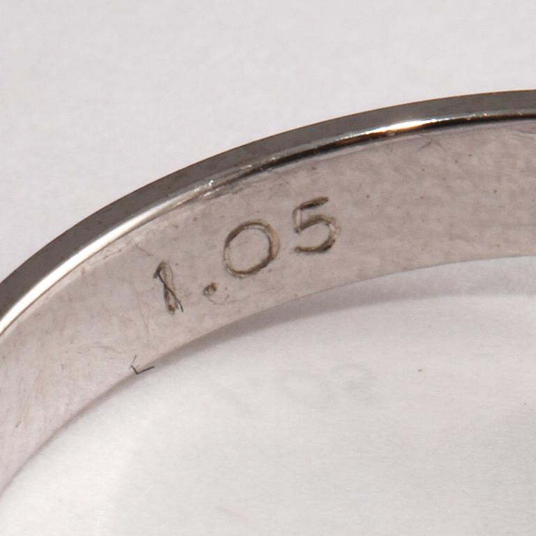 RING, 18k vitguld med markisslipad diamant, 1.05 ct. Vikt 3 g.