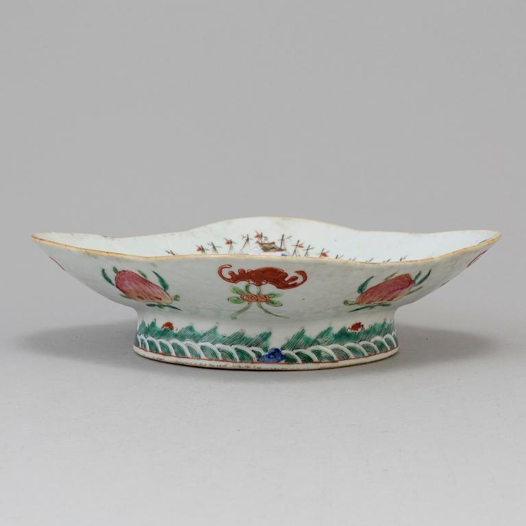 A Chinese famille rose porcelain footed dish, Qing dynasty, late 19th century.