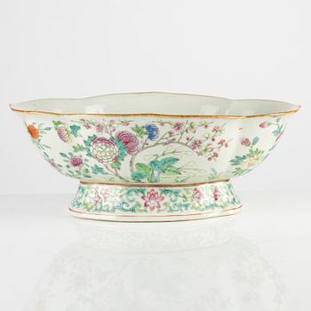 A Chinese famille rose serving dish, Qing dynasty, 19th century.