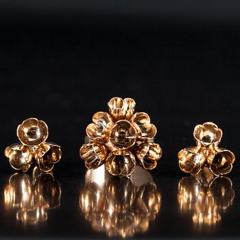 RING,14K guld, Liisa Vitali, N. Westerback 1970, ÖRHÄNGEN, 14K guld Elis Kauppi 1969. Vikt tot. 8,7 g.