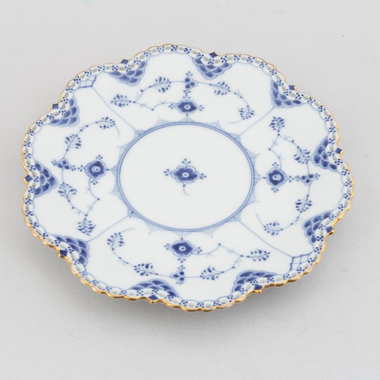 Fruktskål  / gallerskål med underfat, porslin, "Musselmalet helblond", Royal Copenhagen, modell 1061 och 1062, 1966.