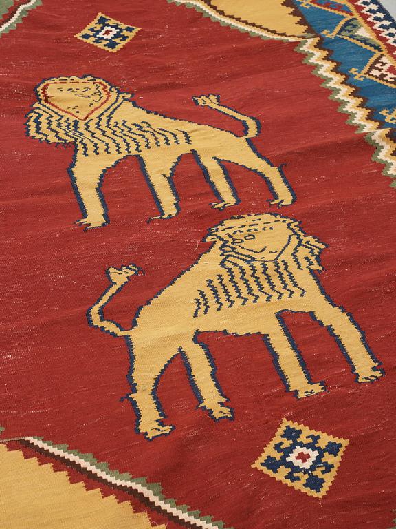 SEMI-ANTIQUE QASHQAI FIGURAL KILIM. 252,5 x 157,5 cm.