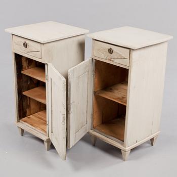 POTTSKÅP, ett par, sengustaviansk stil, omkring 1800/1900.