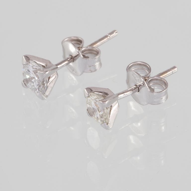 ÖRHÄNGEN, ett par, 18k vitguld med briljantslipade dimanter, totalt ca 0.82 ct. Vikt 0,5 g.