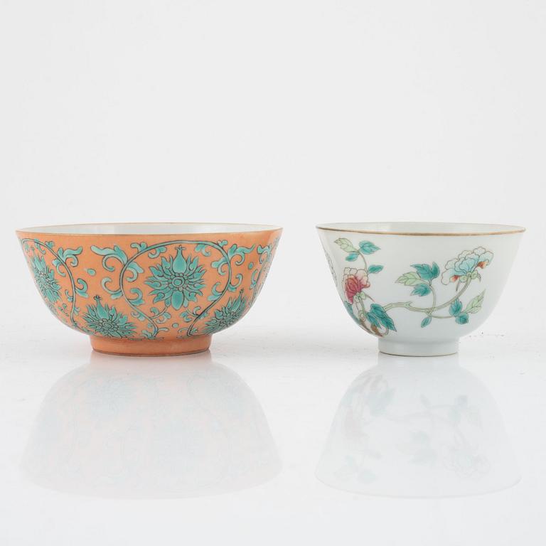 A Chinese famille rose bowl and cup, late Qing dynasty/around 1900.