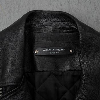 Alexander McQueen, a buffalo and lamb skinn leather jacket, 2018, Italian size 52.