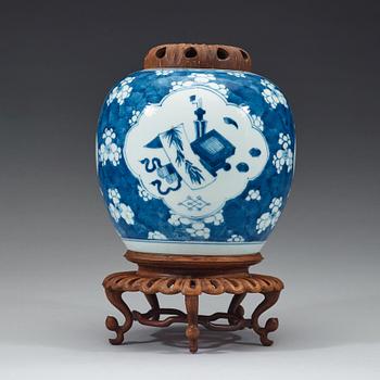 A blue and white jar, Qing dynasty, Kangxi (1662-1722).