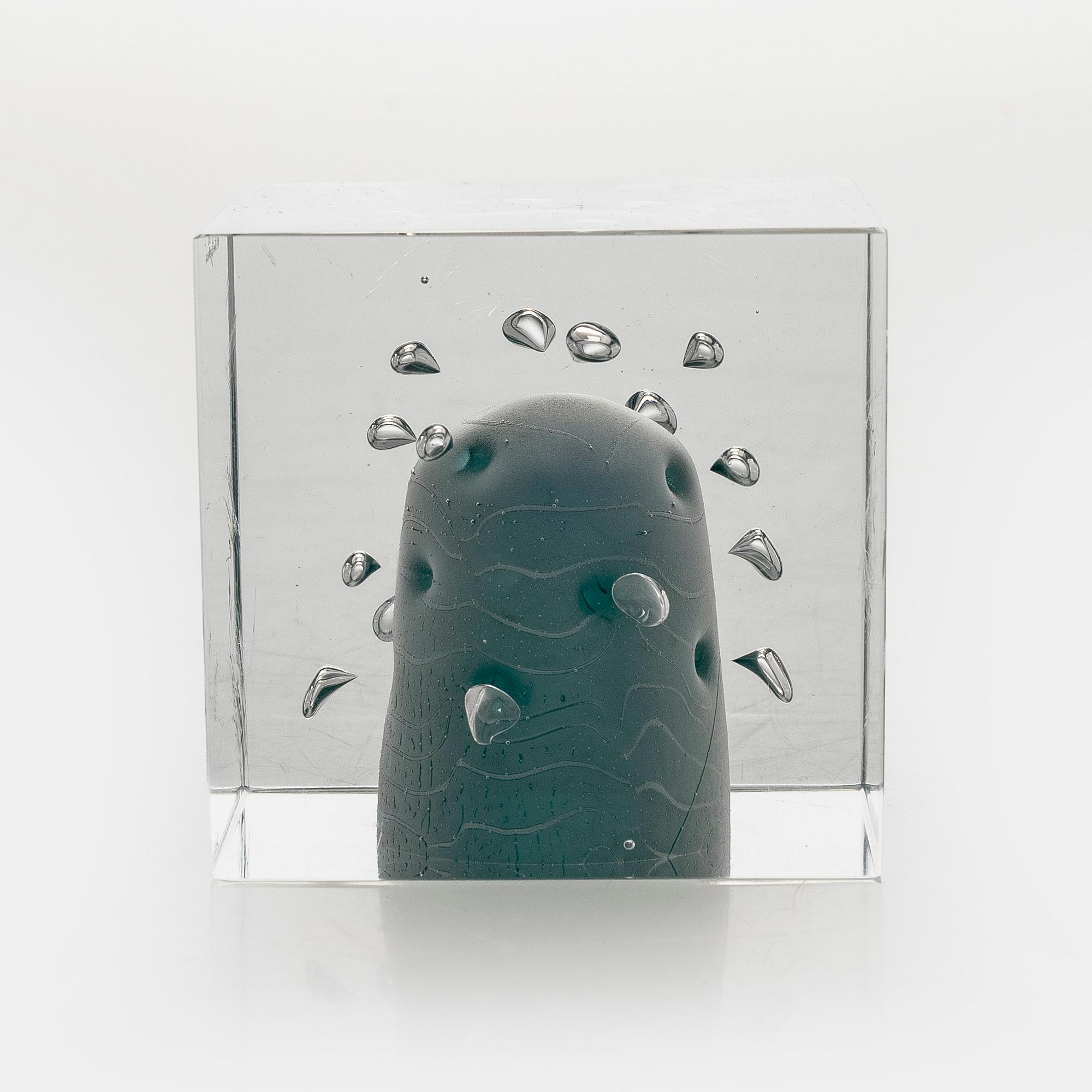 Oiva Toikka, a glass cube, signed Oiva Toikka, Nuutajärvi 293.