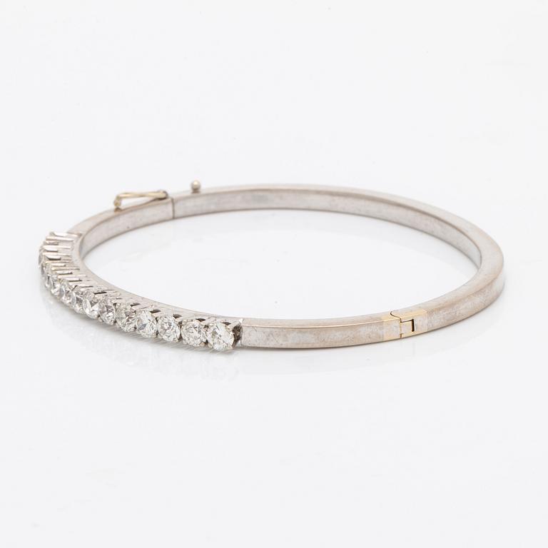 Bangle 18k whitegold old-cut diamonds approx 2,5 ct in total, inner diameter approx 17 cm, hinge mechanism.