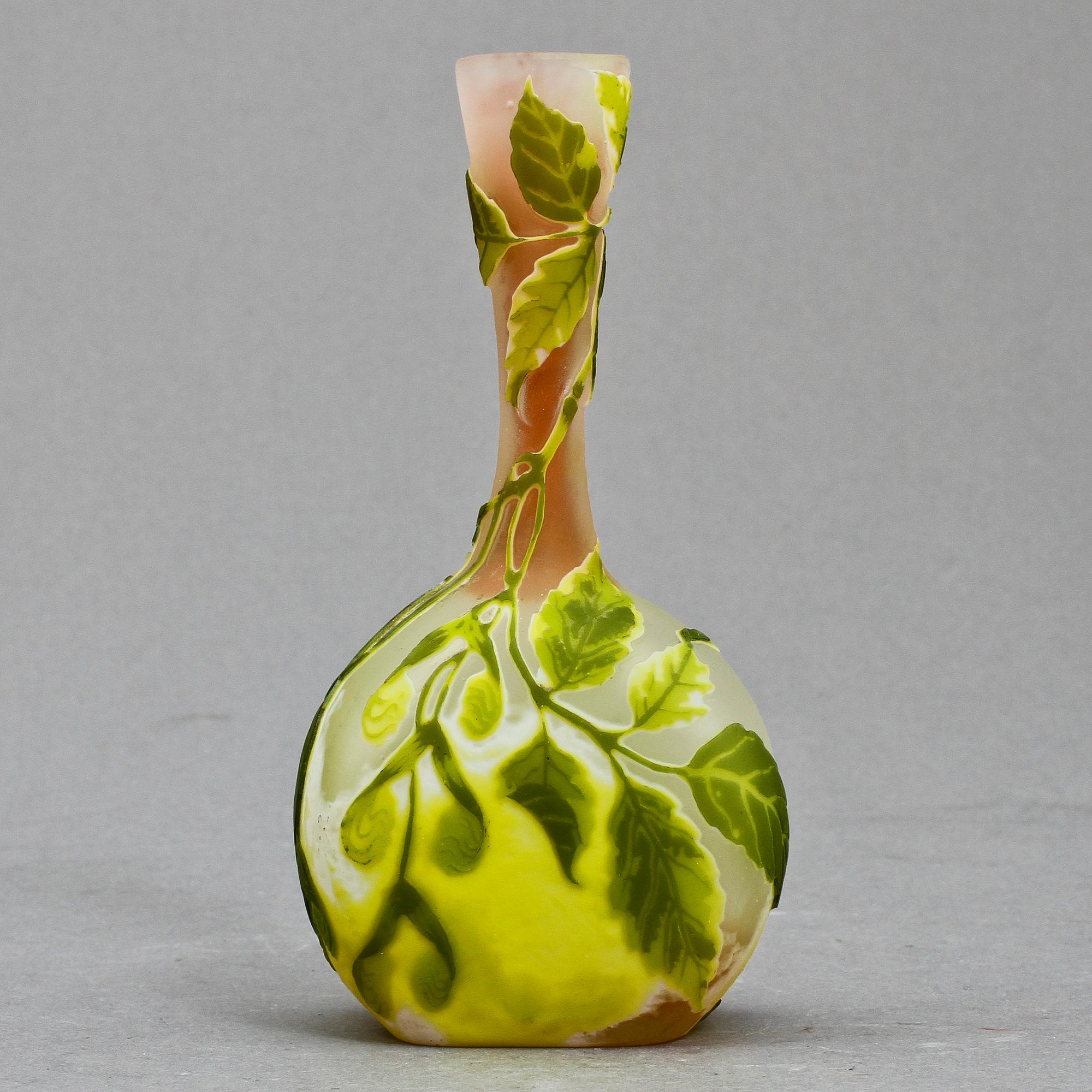 VAS, glas, Emile Gallé, Frankrike, jugend, 1900-talets första hälft, sign Gallé med stjärna.