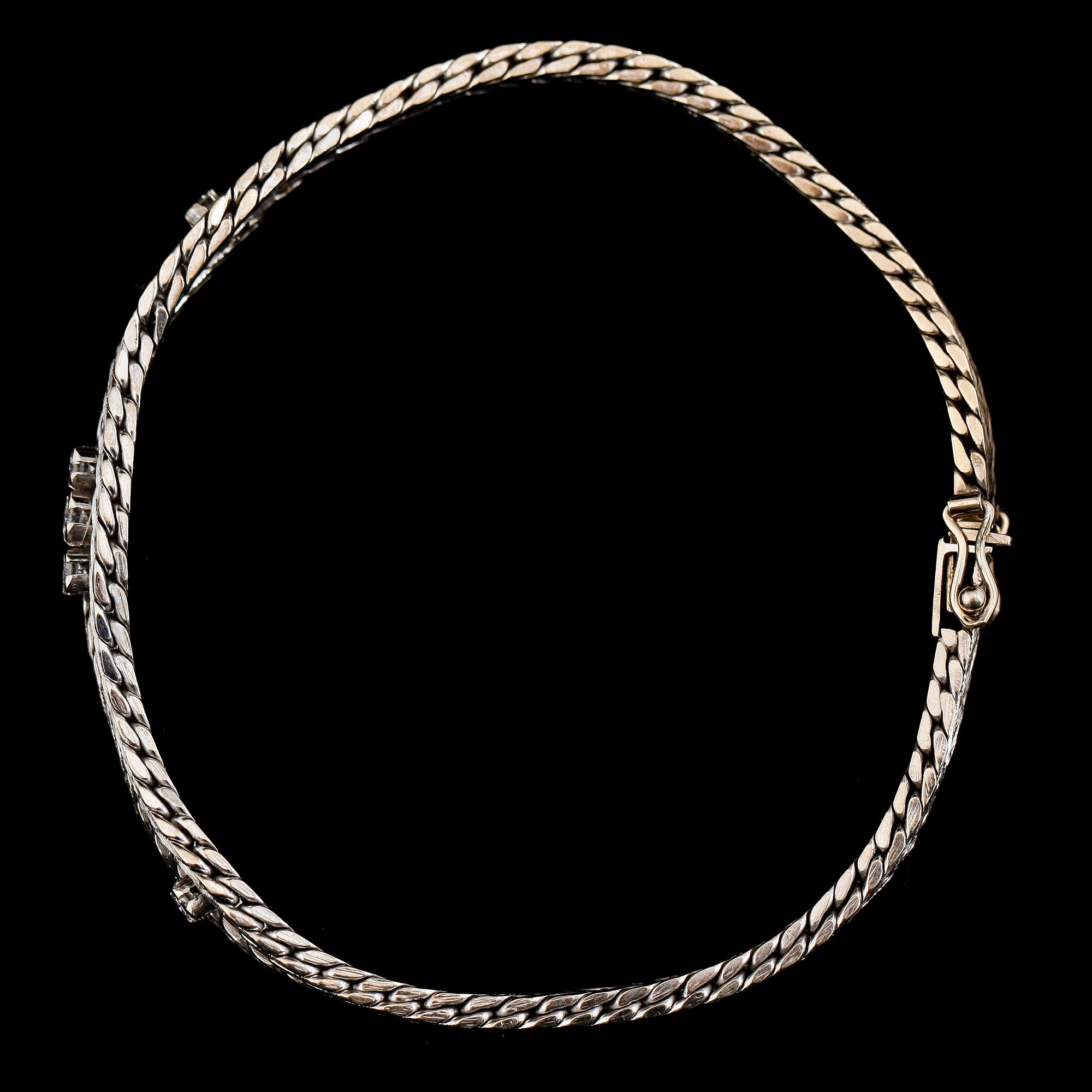 ARMBAND, 18K vitguld, briljantslipade diamanter. Vikt ca 23 g.