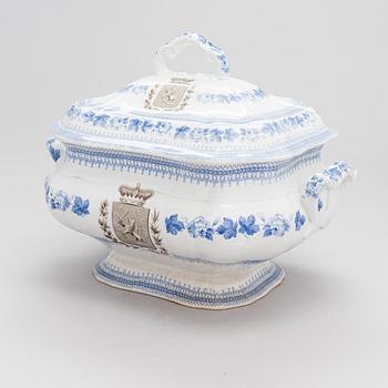 A soup tureen and egg cup with Finnish coat of arms. Possibly Charles Meigh & Son's, England (1835-1861).