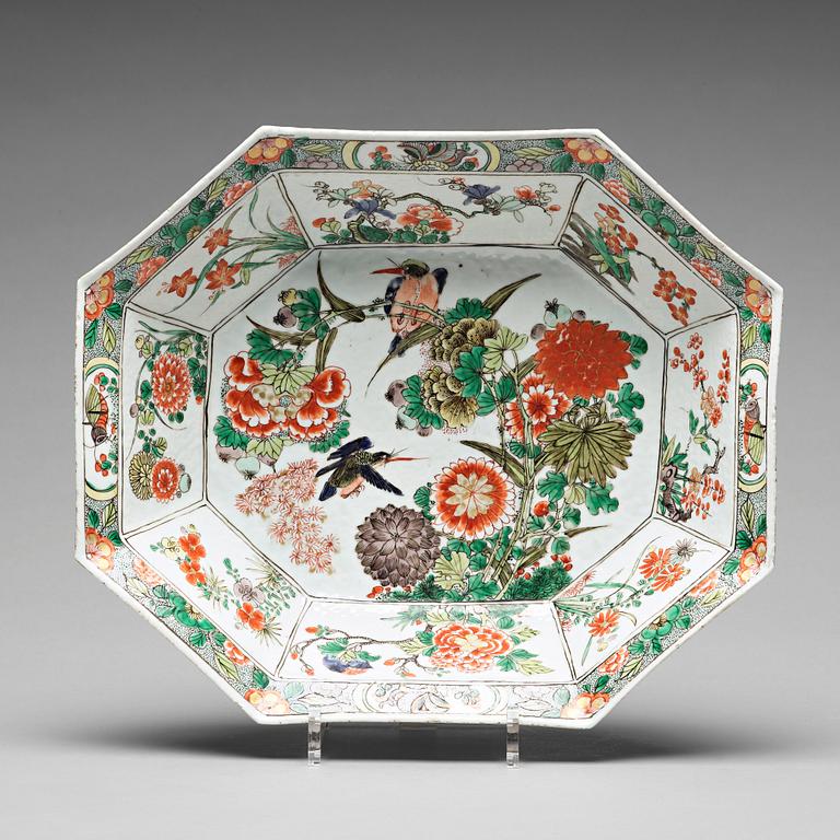 A famille verte dish, Qing dynasty, Kangxi (1662-1722).