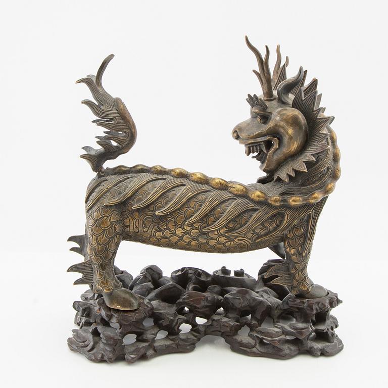 Dragon with stand, late Qing/early 20th century, bronze.