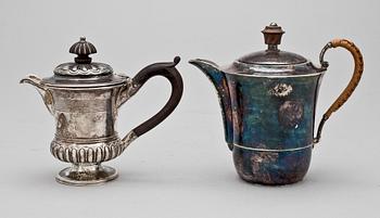 KANNOR, 2 st, silver, bl a London, England. 1800/1900-tal. Total vikt: ca 440 gram.