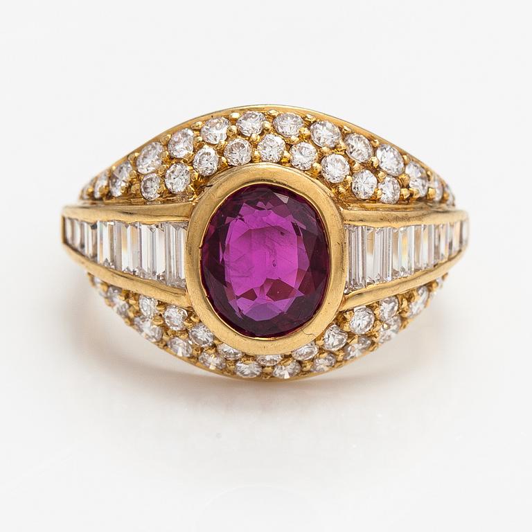 An 18K gold ring with baguette and brilliant cut diamonds and a ruby.
