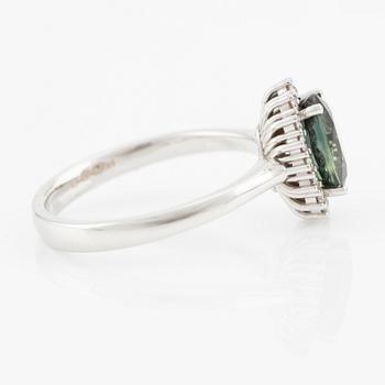 Ring in 18K gold with green faceted sapphire and round brilliant-cut diamonds.