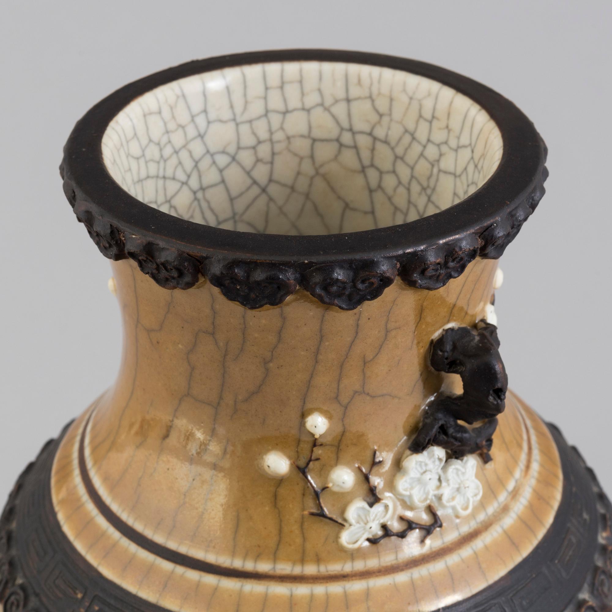 A 20th century Chinese porselain vase.