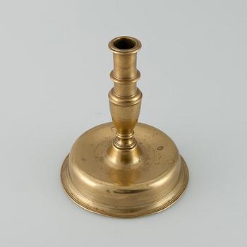 KYNTTILÄNJALKA, messinkiä, luultavasti Espania/Flanderi 1600-luku.