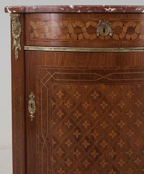 HÖRNSKÅP, gustaviansk stil, 1900-talets mitt.