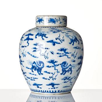 A blue and white jar with cover, Qing dynasty, 19th century.