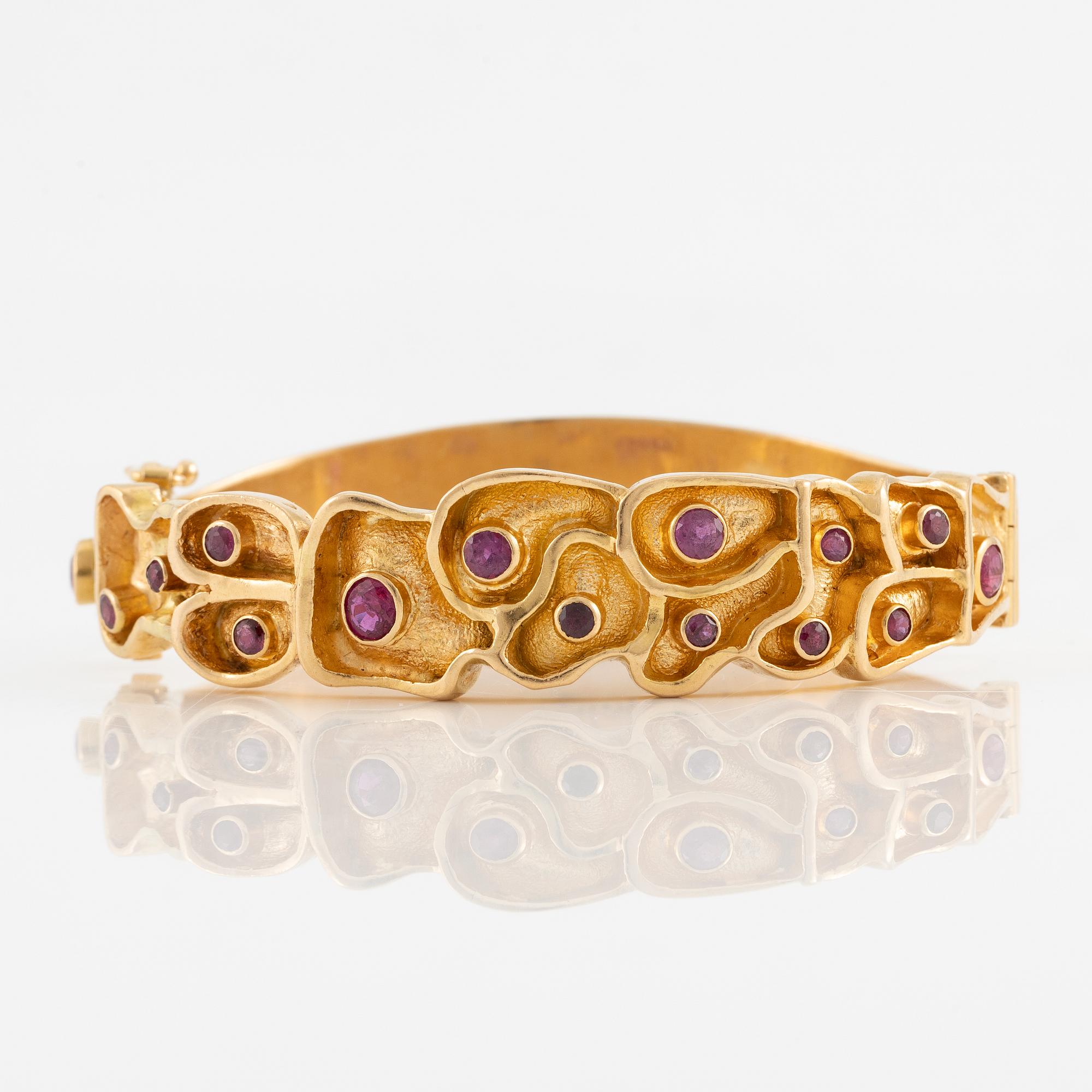 Bracelet, Robbert, 18K gold with red stones. Trosa 1971.