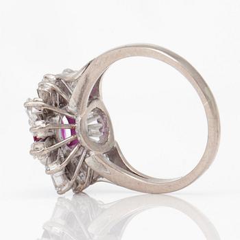 RING med rubin ca 2.00 ct samt trapetsslipade diamanter totalt ca 1.50 ct.