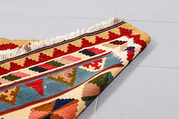 A VERAMIN KILIM RUG, 152 x 100 cm.