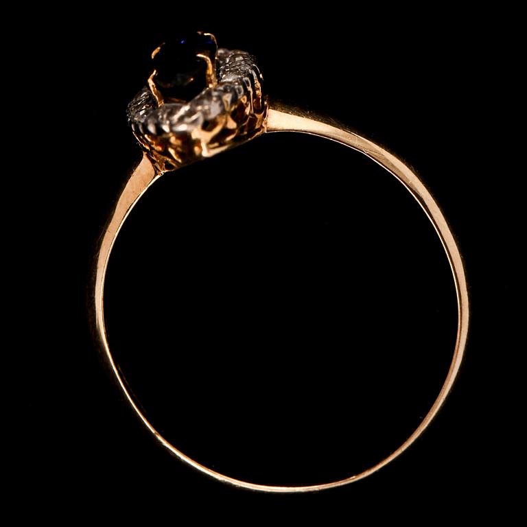 RING, 18k guld och platina, blå safir samt 24 briljantslipade diamanter, Gustav Dahlgren & Co, Malmö, 1912. Vikt 3 g.