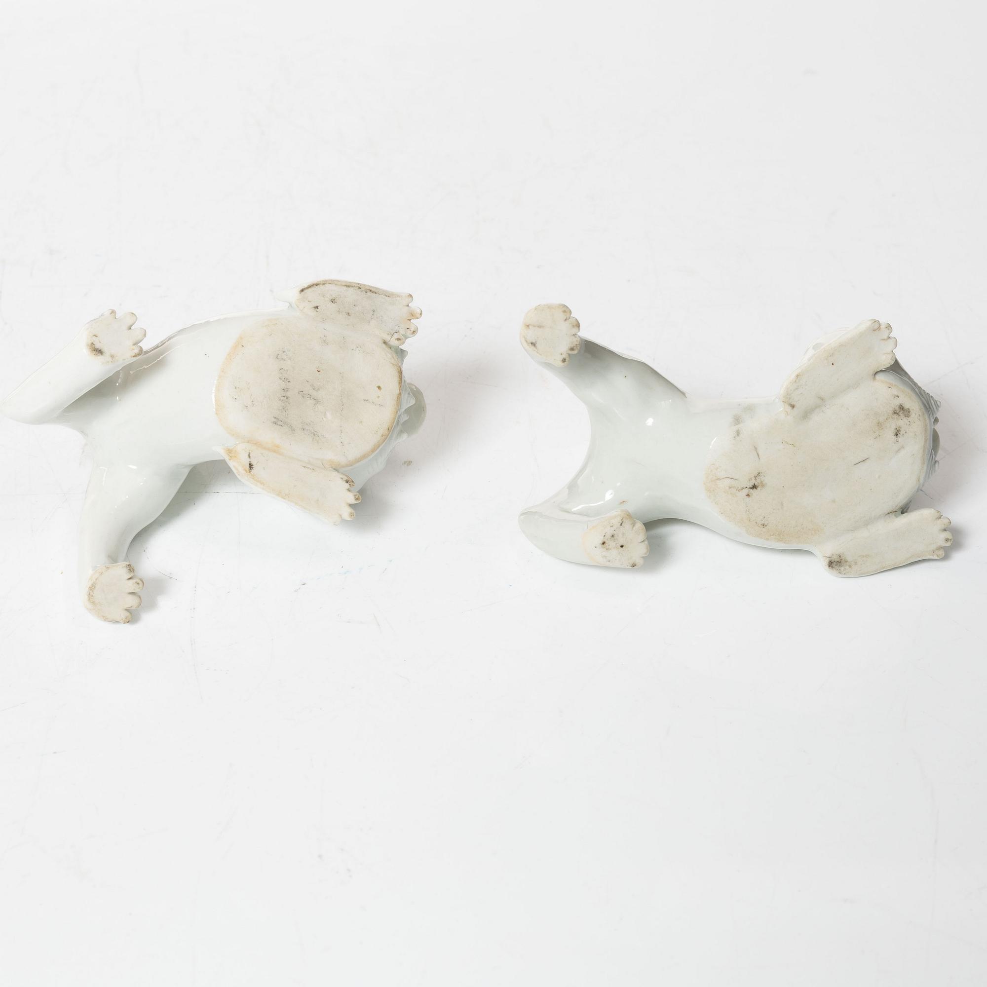 Fohundar 'shishi', ett par, porslin, Japan, hirado-stil, Meiji/Taisho, sent 1800-/tidigt 1900-tal.