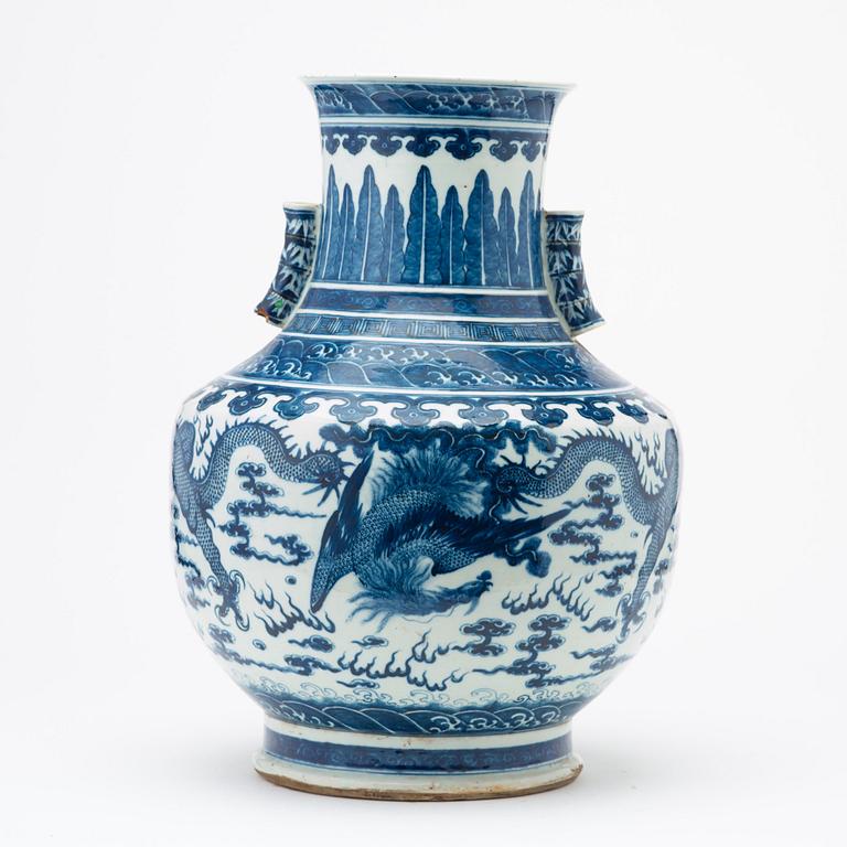 A large blue and white vase, Qing dynasty, 19th Century.