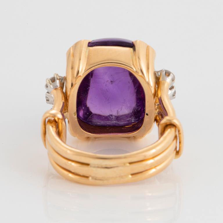 WA Bolin ring 18K guld med en cabochonslipad ametist och runda briljantslipade diamanter.