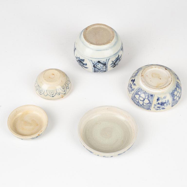 Askar, med lock, två stycken, samt kruka, keramik.  Thailand, Sawankhalok, 1300/1600-tal.