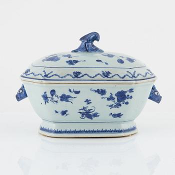 A blue and white export porcelain tureen with cover, Qing dynasty, Qianlong (1736-1795).