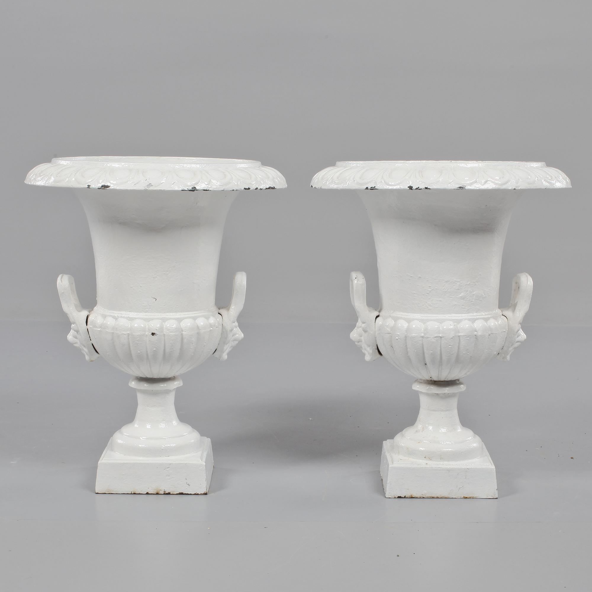 TRÄDGÅRDSURNOR, ett par, gjutjärn, 1900-tal.