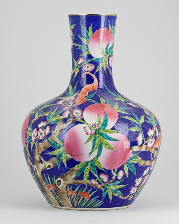 VAS, porslin, Kina sent 1900-tal.