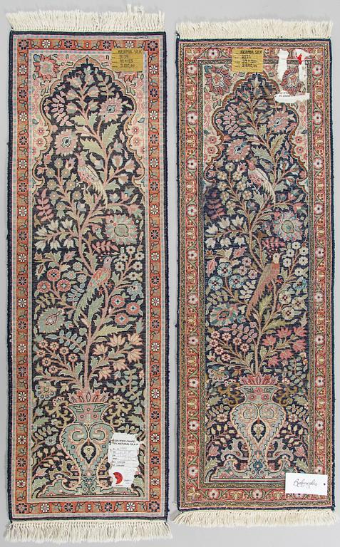 Mattor, 2 st snarlika, silke på bomullsvarp, Kashmir. Ca 119 x 39 cm och ca 123 x 40 cm.