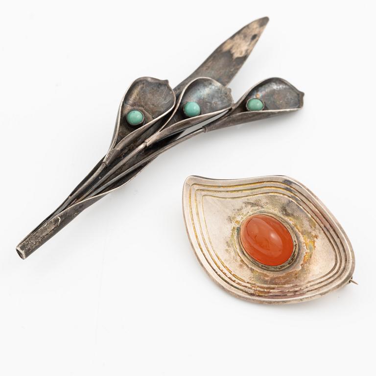 Två broscher, sterlingsilver med stenar, Michelsen, Stockholm 1952 och Per Sköld, Stockholm 1952.